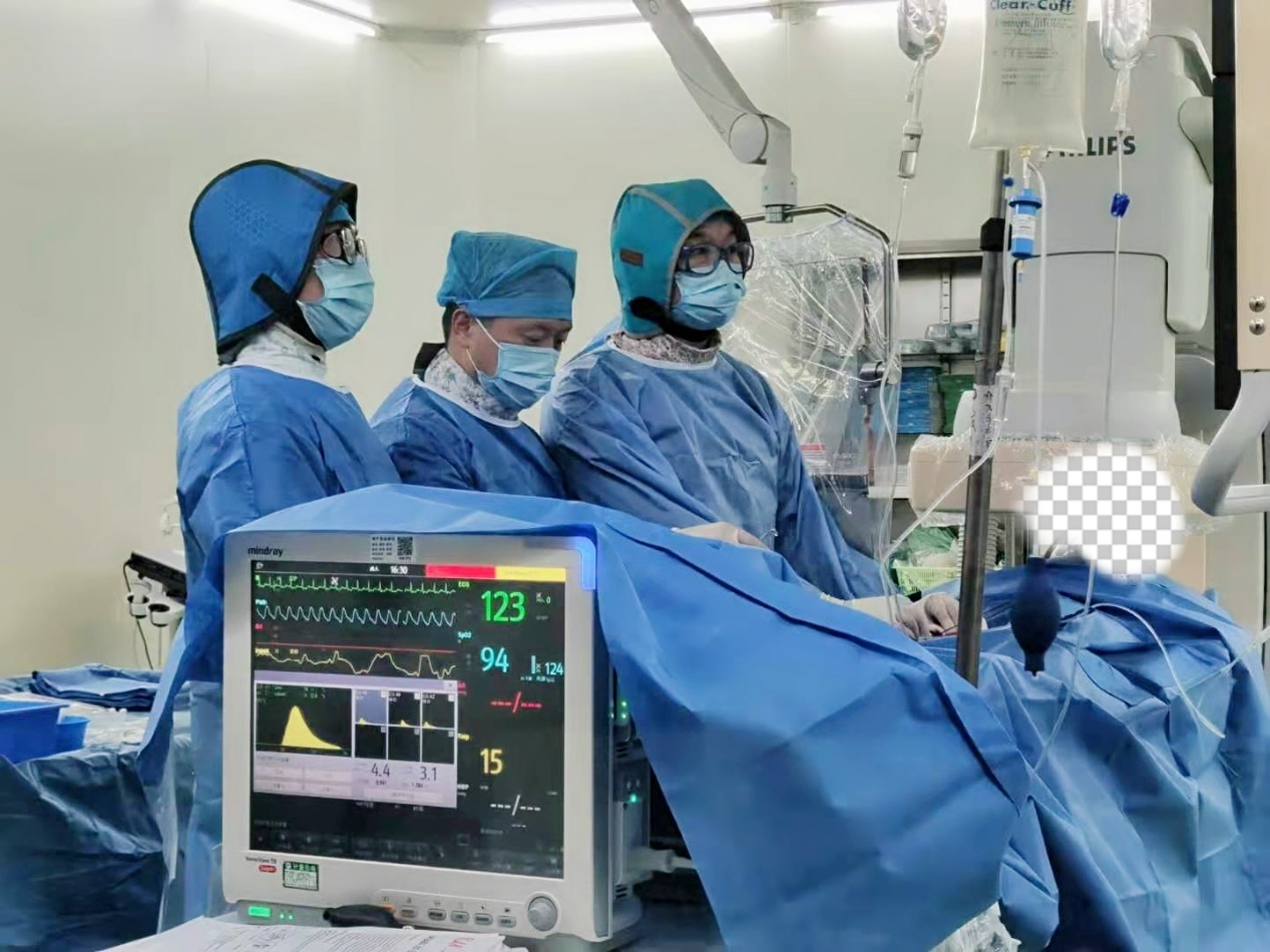 专家团队正在为患者施行手术治疗