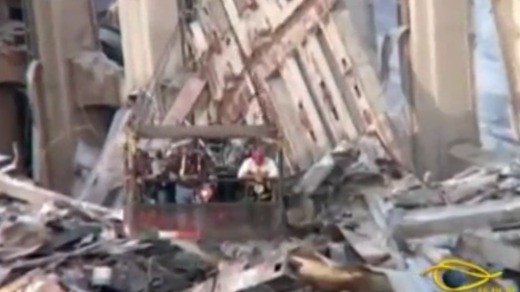 9·11事件：浓烟继续在低空蔓延，搜救员继续在废墟中寻找生还者