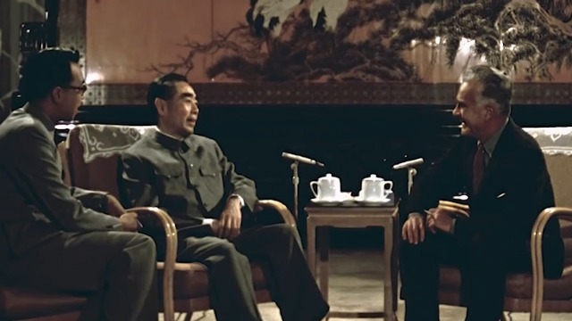 周恩来与老友斯诺会面，眼神犀利英气十足