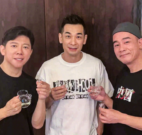 胡海泉赵文卓陈小春相聚小酌哥哥们开心同框