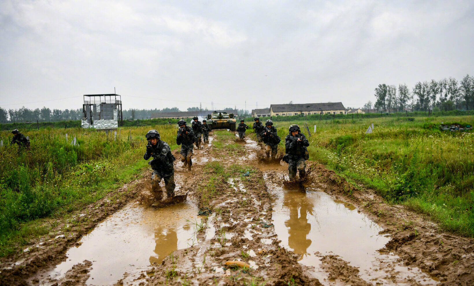 日前,第71集团军某合成旅在苏北某训练场围绕侦察与反侦察,冲击与反