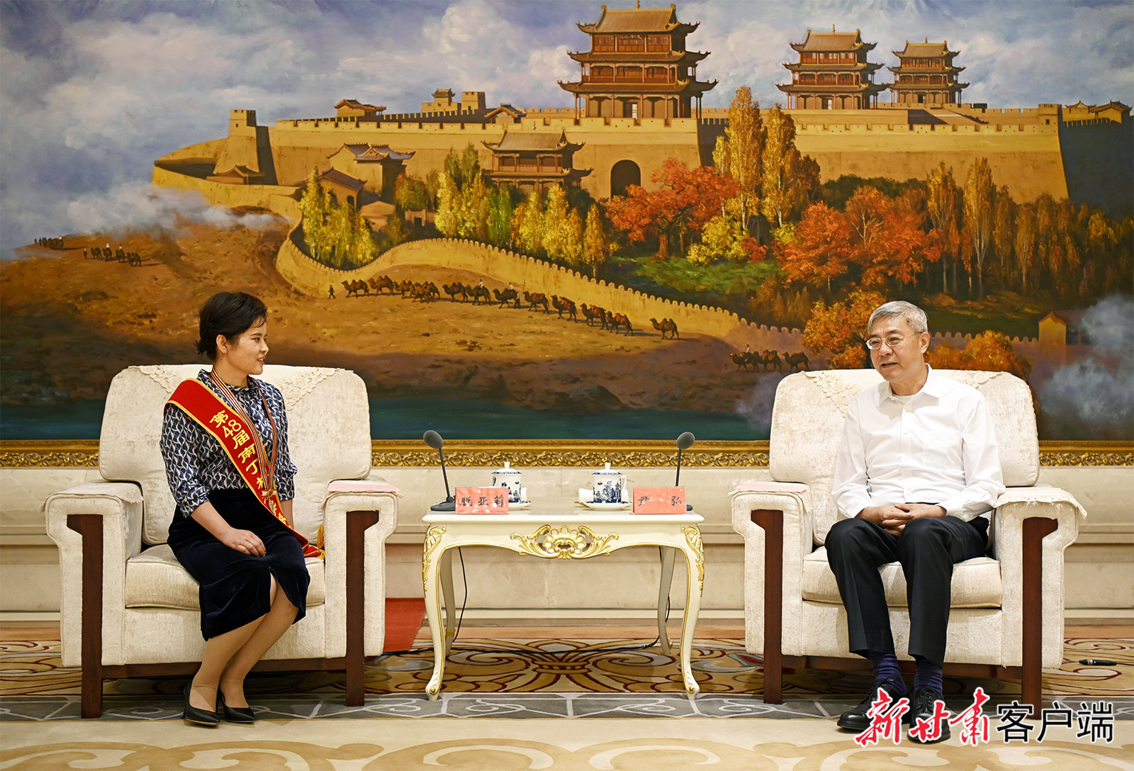 9月4日，省委书记、省人大常委会主任尹弘，省委副书记、省长任振鹤在兰州会见了载誉归来的第四十八届南丁格尔奖章获得者、庆阳市人民医院重症监护室护士长脱亚莉。新甘肃&middot;甘肃日报记者 孟捷