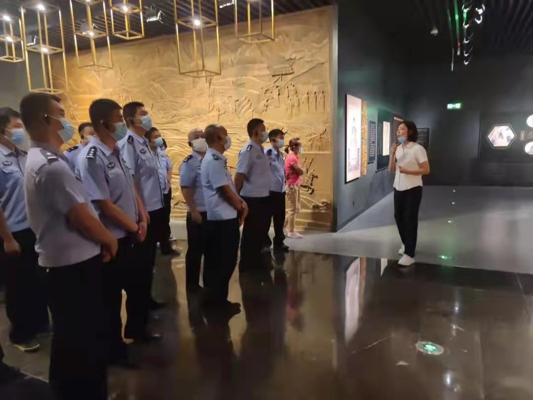 图2参观学习