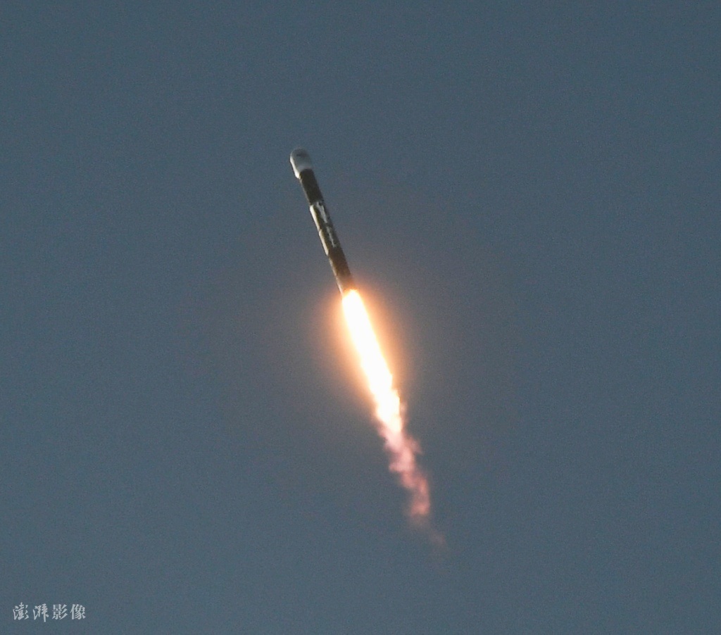 "(firefly)发射的首枚阿尔法(alpha)火箭在第一次升空即发生爆炸,首次