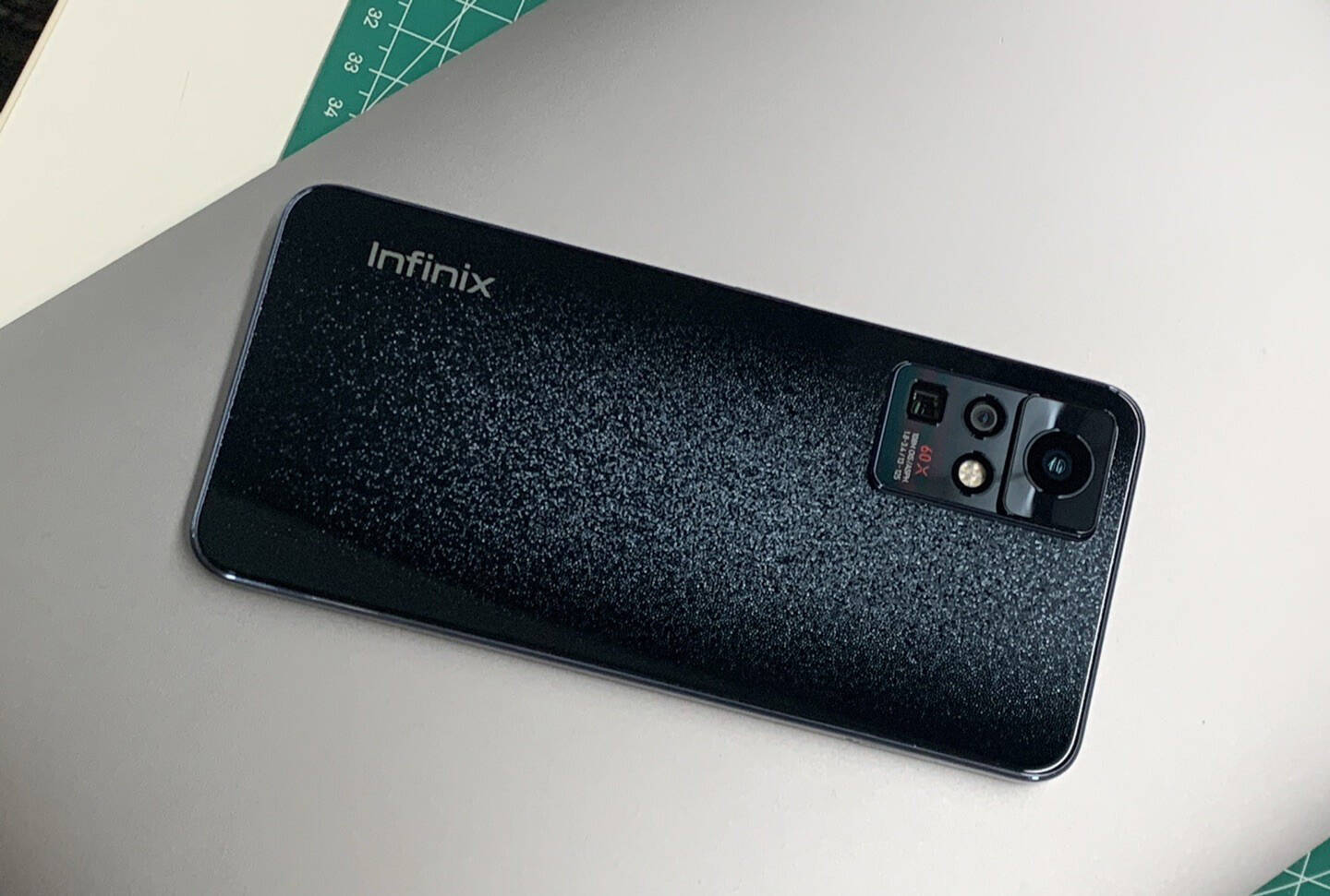 传音infinix zero x真机照曝光:亮眼星空后盖,配备潜望式长焦