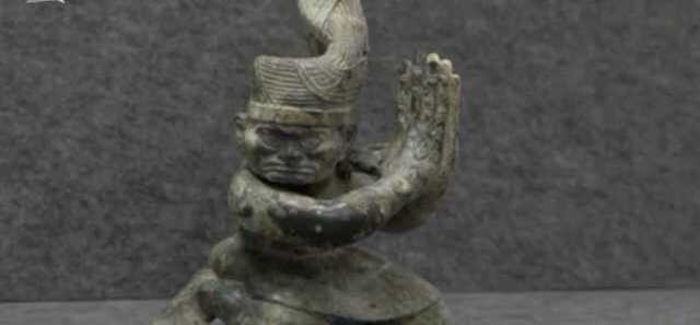 铜扭头跪坐人像