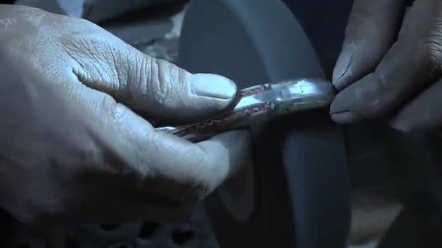 制作英吉沙小刀有多复杂从给刀片开刃时开始每一个环节都伴随着危险