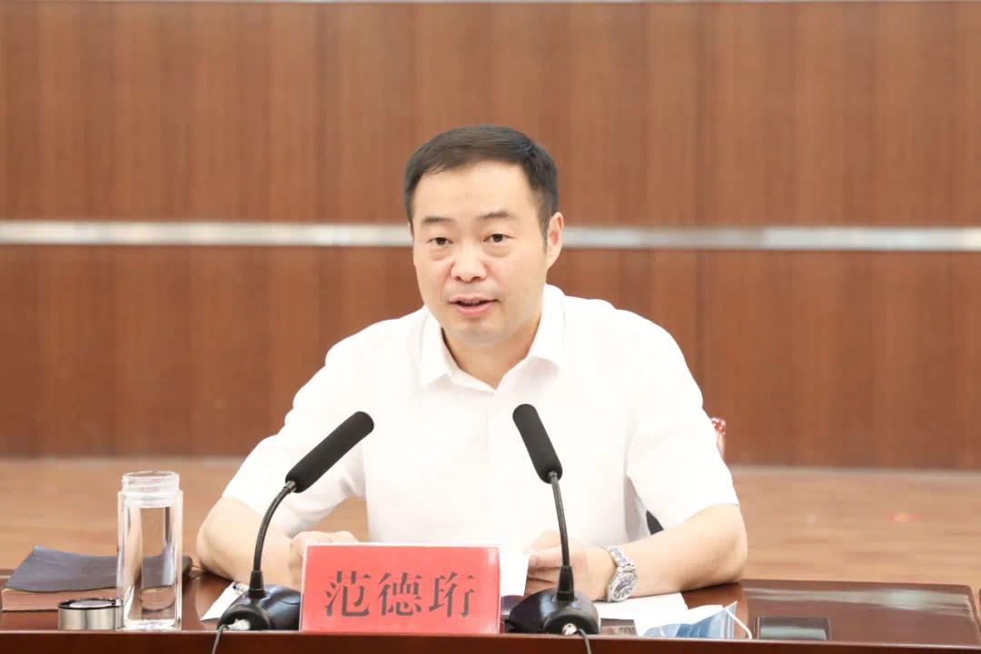 县委副书记,代县长范德珩主持会议县委常委,县委组织部部长封其兵宣读