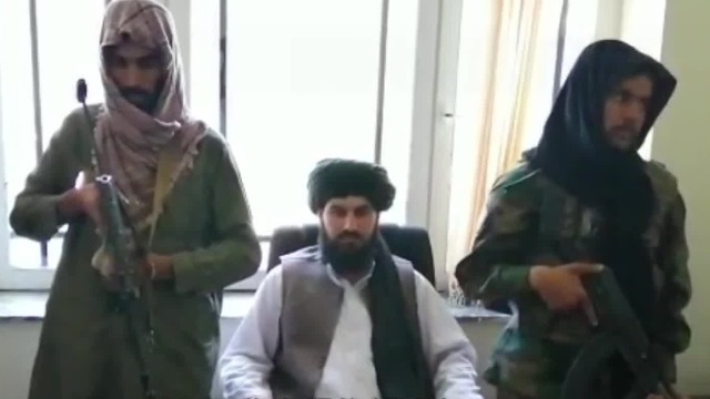 凤凰记者探访阿富汗总统府：士兵持枪警戒 大门已挂上塔利班旗帜