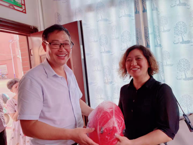 进贤县：暖心礼物致敬教师