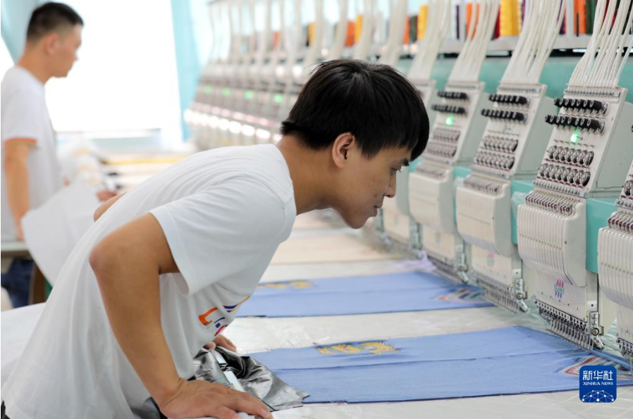 9月10日，工人在河北沧东经济开发区一家服装企业自动刺绣生产线上工作。