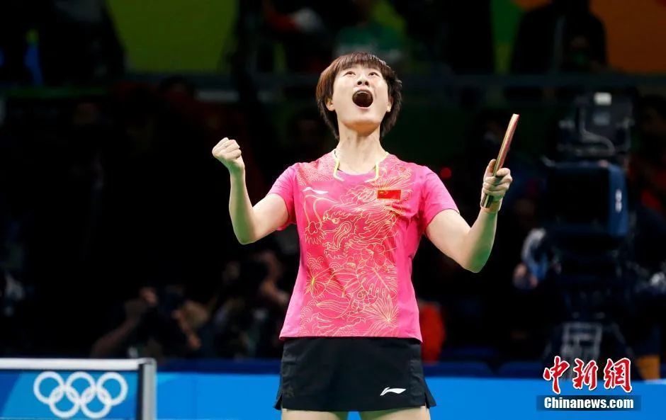 里约奥运会乒乓球女单决赛，最终丁宁4-3战胜李晓霞获得冠军。在中新网记者 杜洋 摄