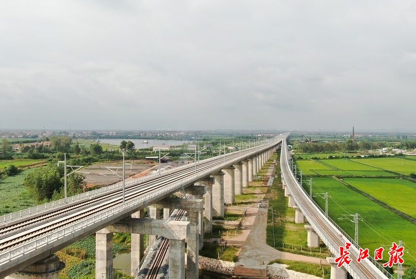 赣深等高铁,是国家《中长期铁路网规划》中"八纵八横"高速铁路主偷览