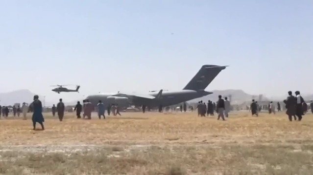 英军飞行员回忆撤离阿富汗混乱场景：飞机差点撞上公共汽车