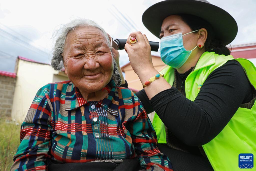 9月2日，在甘肃甘南碌曲县社会综合福利院，护理人员给藏族老人吉尕理发。新华社记者 杜哲宇 摄