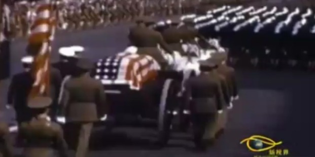 在美国罗斯福总统逝世时，民众们作何反应？