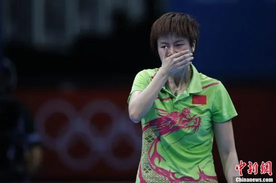 在伦敦奥运会乒乓球女子单打决赛中，中国选手李晓霞战胜队友丁宁，夺得金牌。图为丁宁被判发球违例后情绪低沉落泪。记者 盛佳鹏 摄