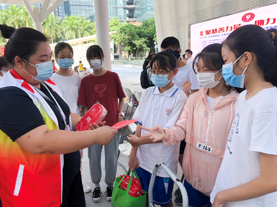 青少年志愿参与宣传活动。信息时报记者 李丹 见习记者 章乔晖 摄