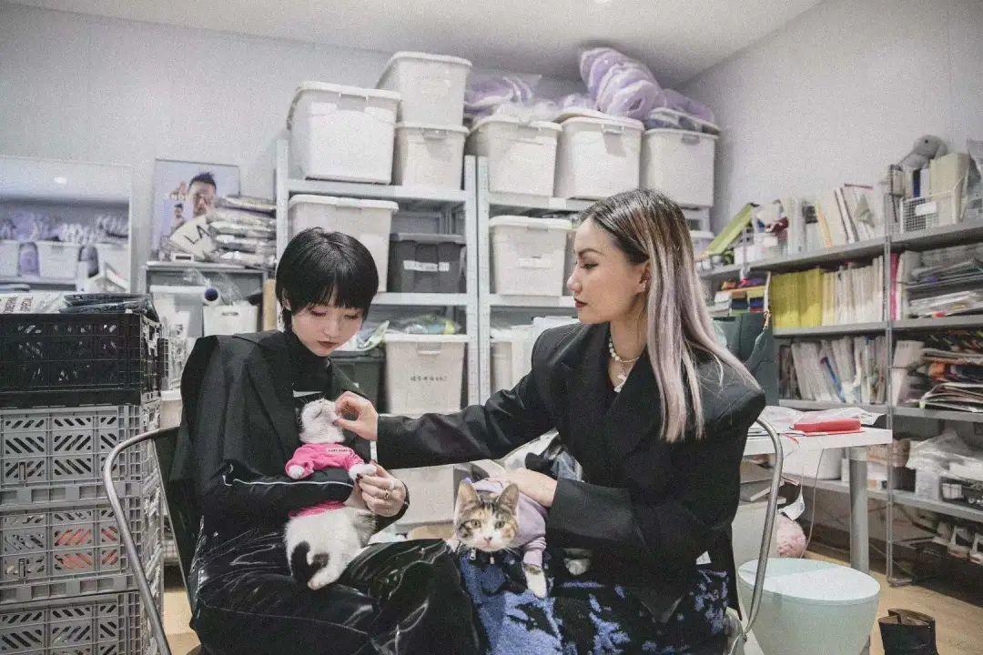 LAZY EAZY 创始人 Xinzhou Liu （左）和 Jennifer Zhang（右）