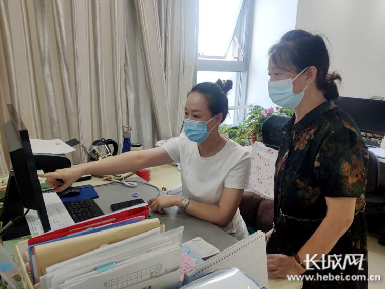 黑龙江籍王女士在为爱人换领新残疾人证。