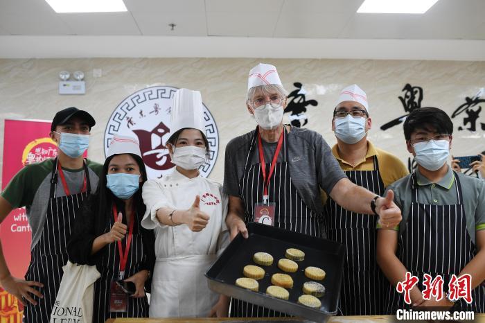 外国友人展示他们参与制作的月饼 陈楚红 摄