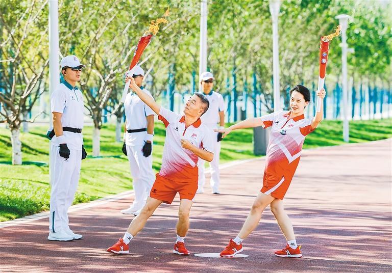 ▲▲9月12日，十四运会和残特奥会火炬传递活动中，火炬手们摆出精心设计的动作。 （西安报业全媒体记者 谢伟 摄）