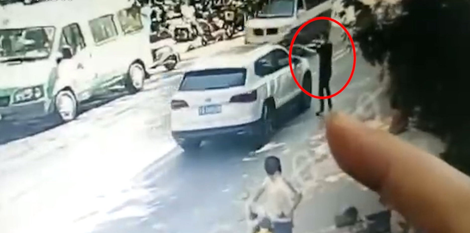 武汉枪击案嫌疑人逃跑画面：将枪藏在网球拍套里 