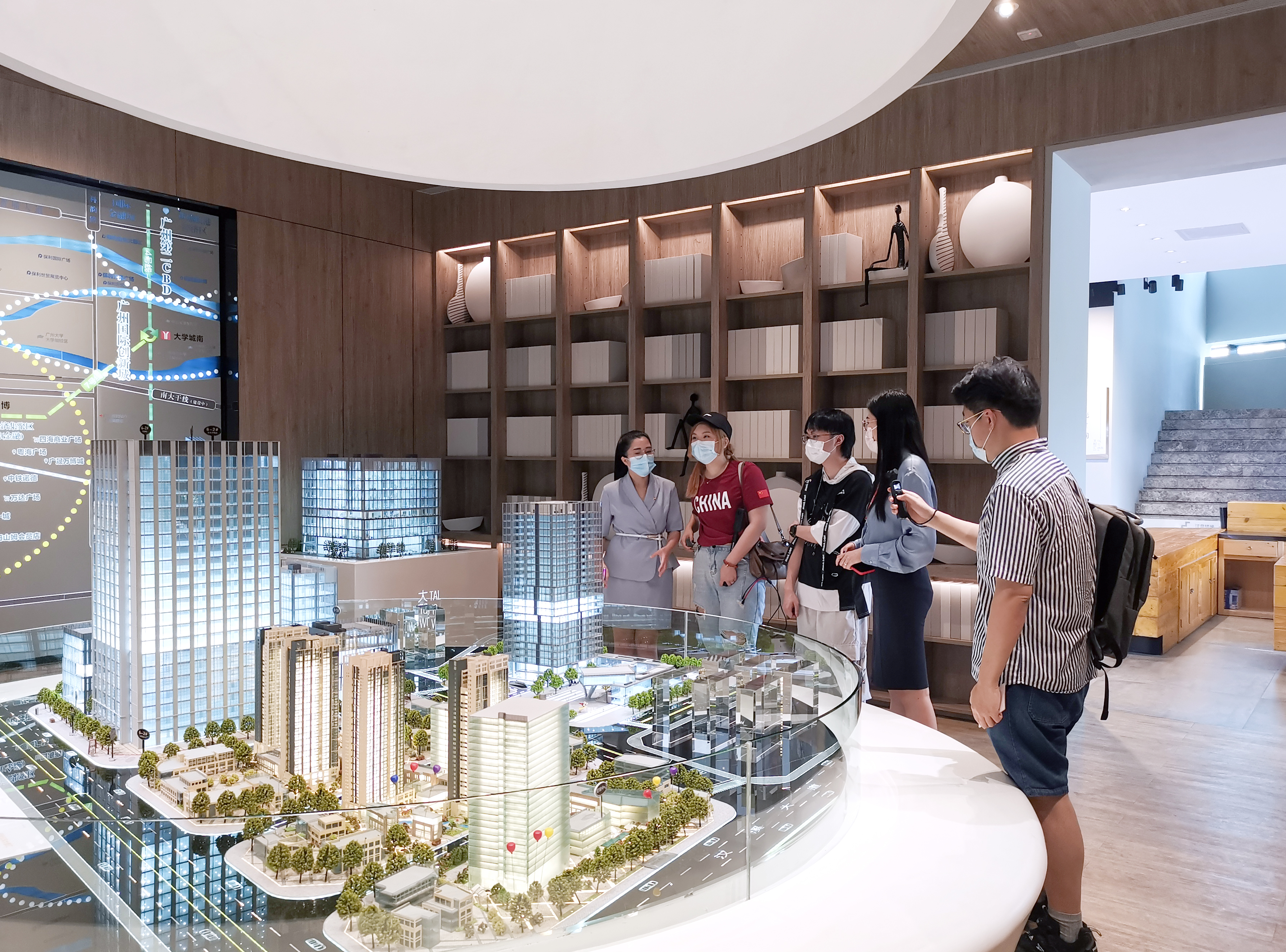 AI合富咨询师带领香港客户至粤港澳大湾区看房