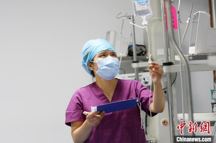 图为脱亚莉在为病人做护理。　高展 摄