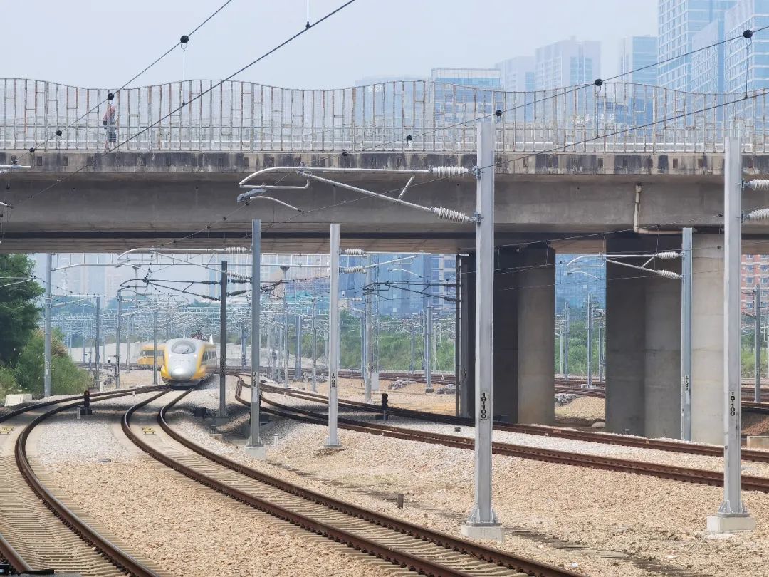 “黄医生”首次驶上赣深高铁 全力推进联调联试