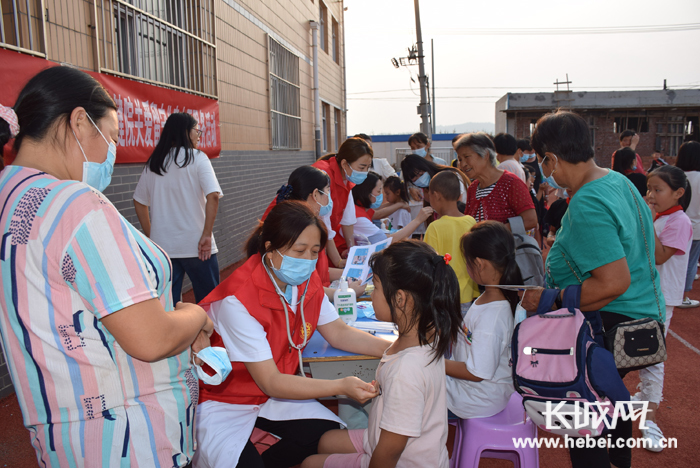 日前，迁安市妇幼保健院志愿服务队的医护人员为扣庄镇西晒甲山小学的孩子们体检。