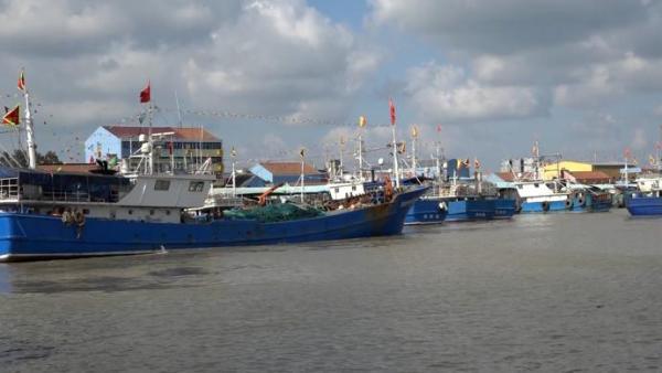 开捕日，盐城公安海防为渔民出海捕捞护航