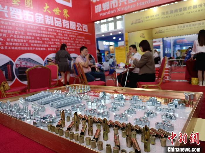 图为展览会上，采购商与参展商在洽谈业务。　王天译 摄