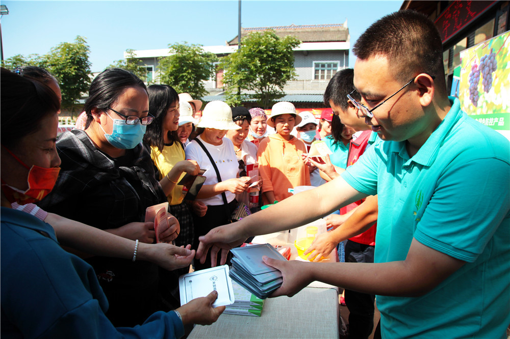 中捷四方生物科技股份有限公司技术人员免费向村民发放米面蛾诱捕器