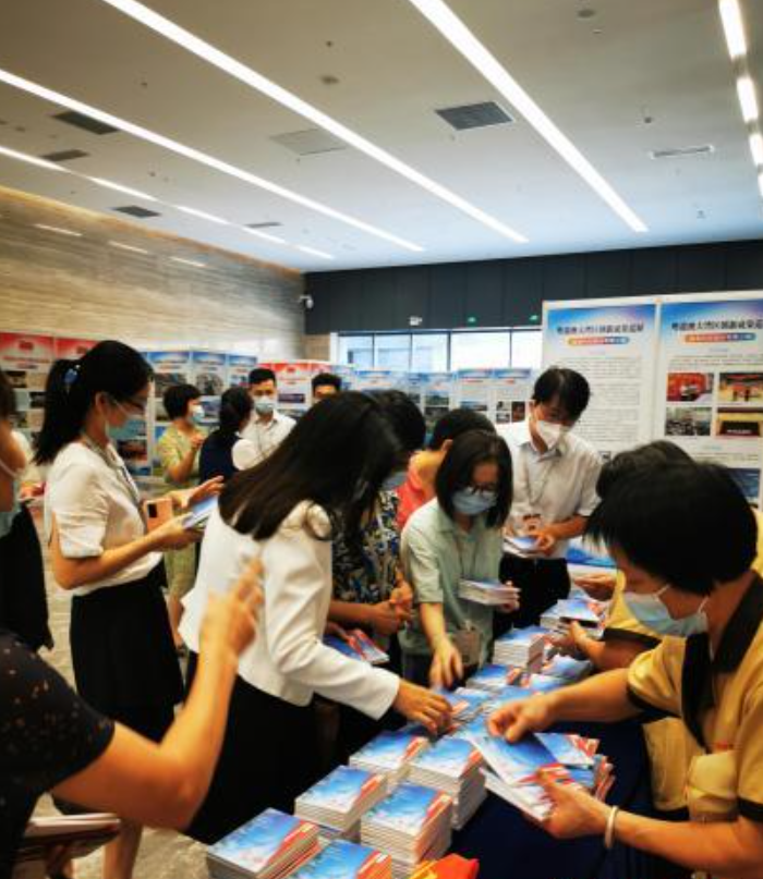 大湾区成果明信片受关注 余文莲 摄