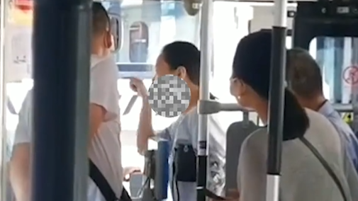 武汉一女子不戴口罩乘公交对司机叫嚣：你没有权利拒绝我