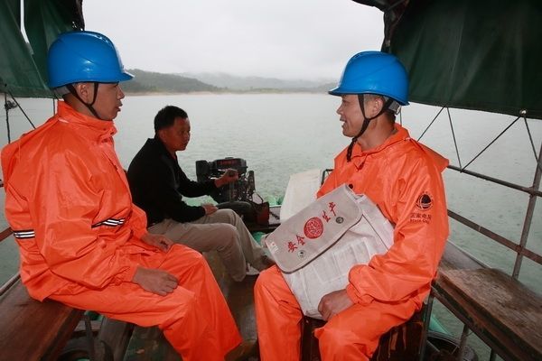 9月12日，浙江泰顺县供电公司提前组织抢修人员入驻地质灾害易发区，保障台风期间及时开展电力抢修。项静静 摄