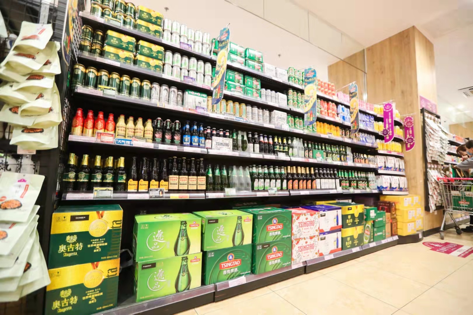 傍晚时分,烟台一大型超市里人头攒动,青岛啤酒逸品纯生,鸿运当头等