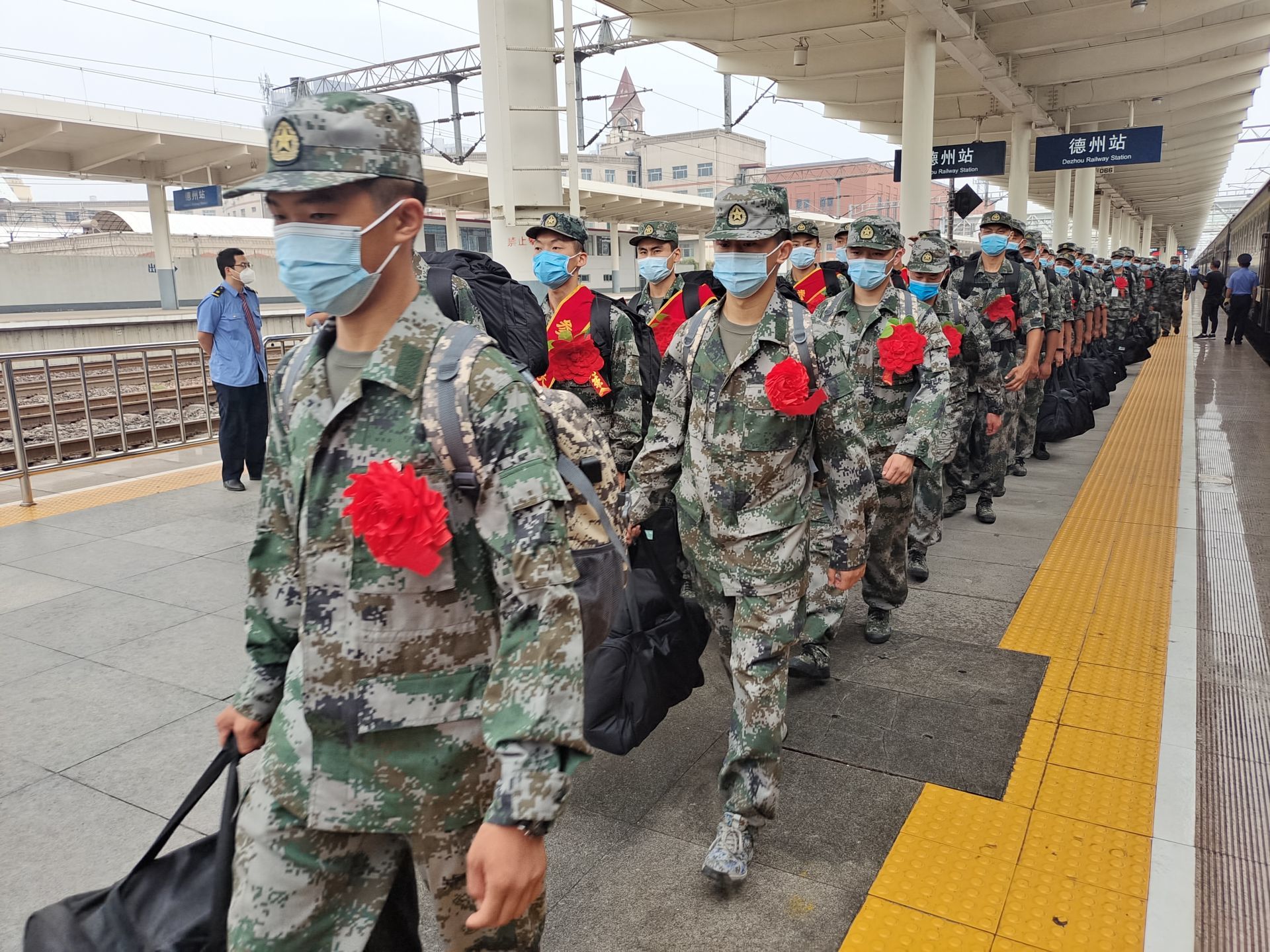 德州800余名秋季入伍新兵奔赴军营!大学毕业生占比55%以上