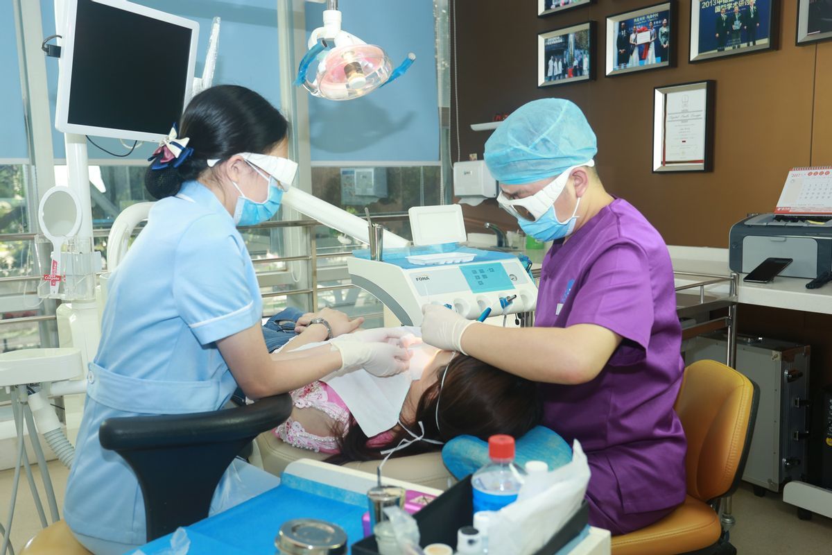 圣贝口腔以科技领舤,拥有先进专业技工室,以修复科&正畸科为依托,配备