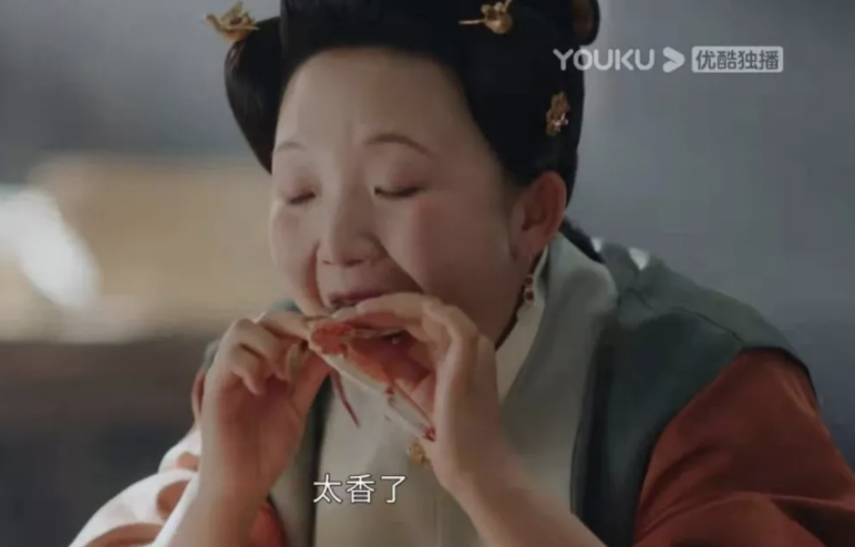 贴秋膘就要吃螃蟹，热播电视剧《玉楼春》中辣目洋子饰演的吴月红正在吃一只大闸蟹。