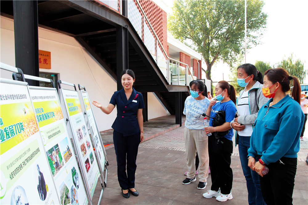 志愿者为群众讲解“农业立国之本-中国农业发展”主题科普展