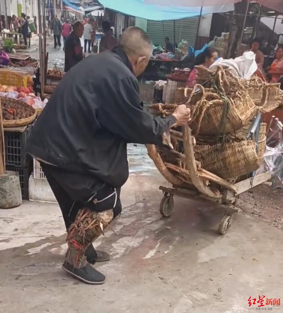 敖大爷在集市推车售卖竹编（图据网友）