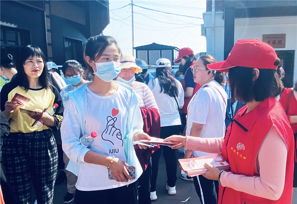 志愿者给现场观众发放科普宣传册