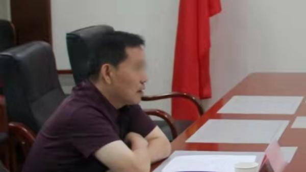 用“滚”字回复短信的政法委书记被停职，此前称以为是电诈