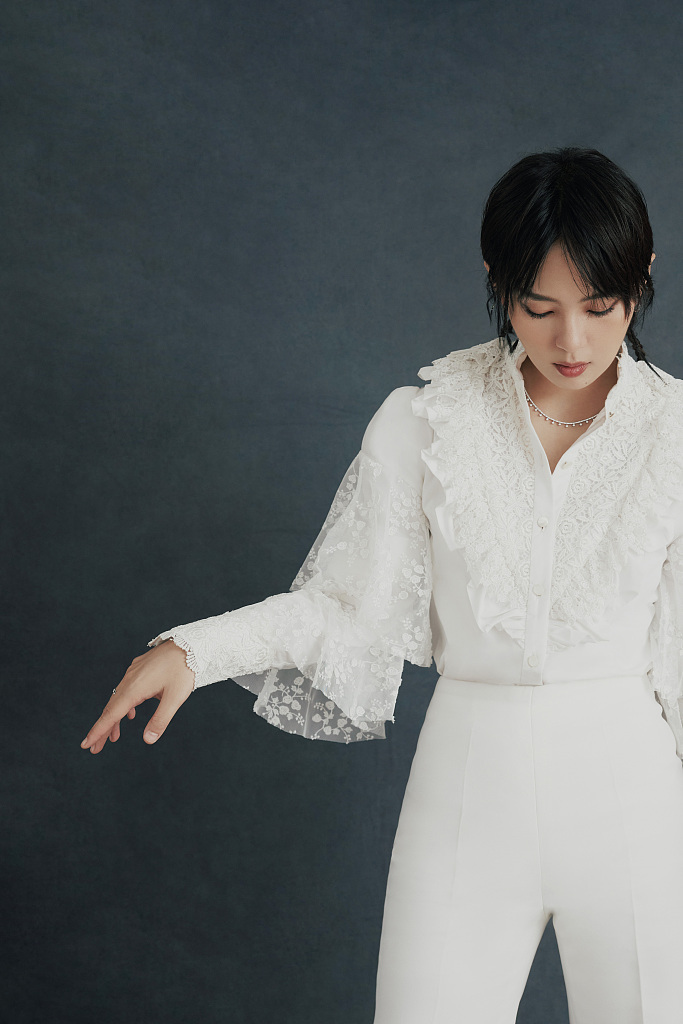 2021年9月17日,周笔畅一组写真曝光.打开凤凰新闻,查看更多高清图片