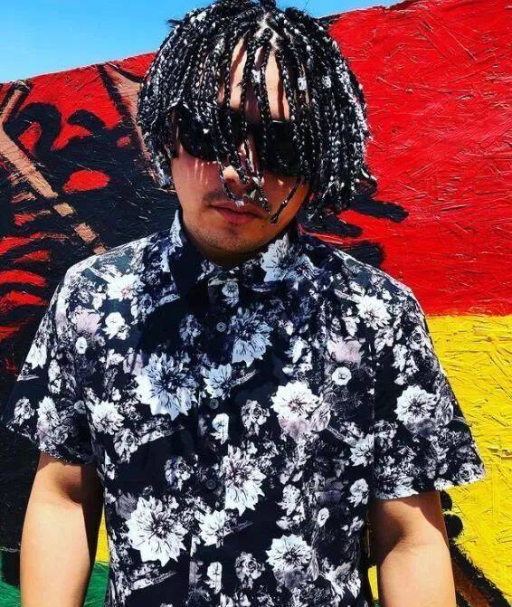 这两天,一位名叫dan sur的23岁墨西哥rapper火了,因为一头特殊的"金发