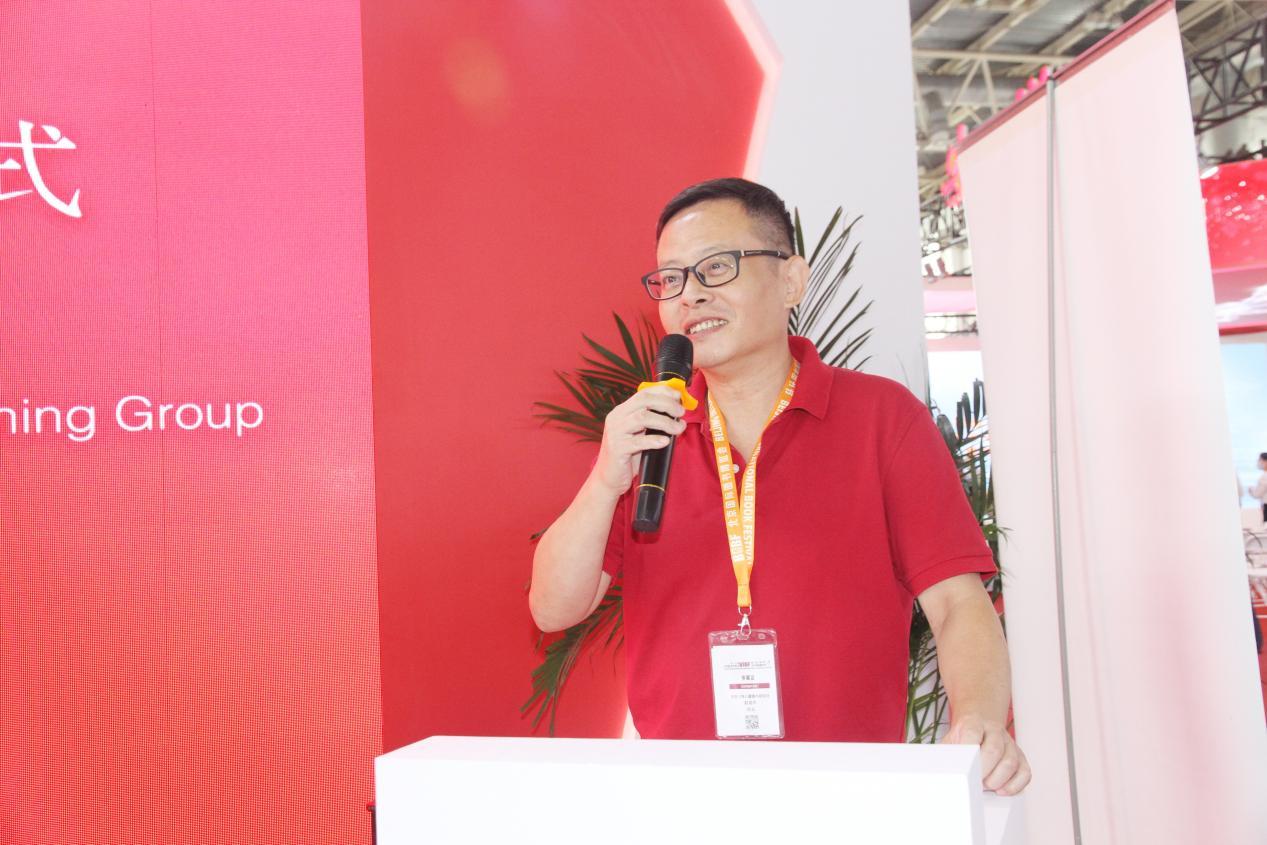 图注:《中国故事绘》作者翌平出席活动并发表致辞