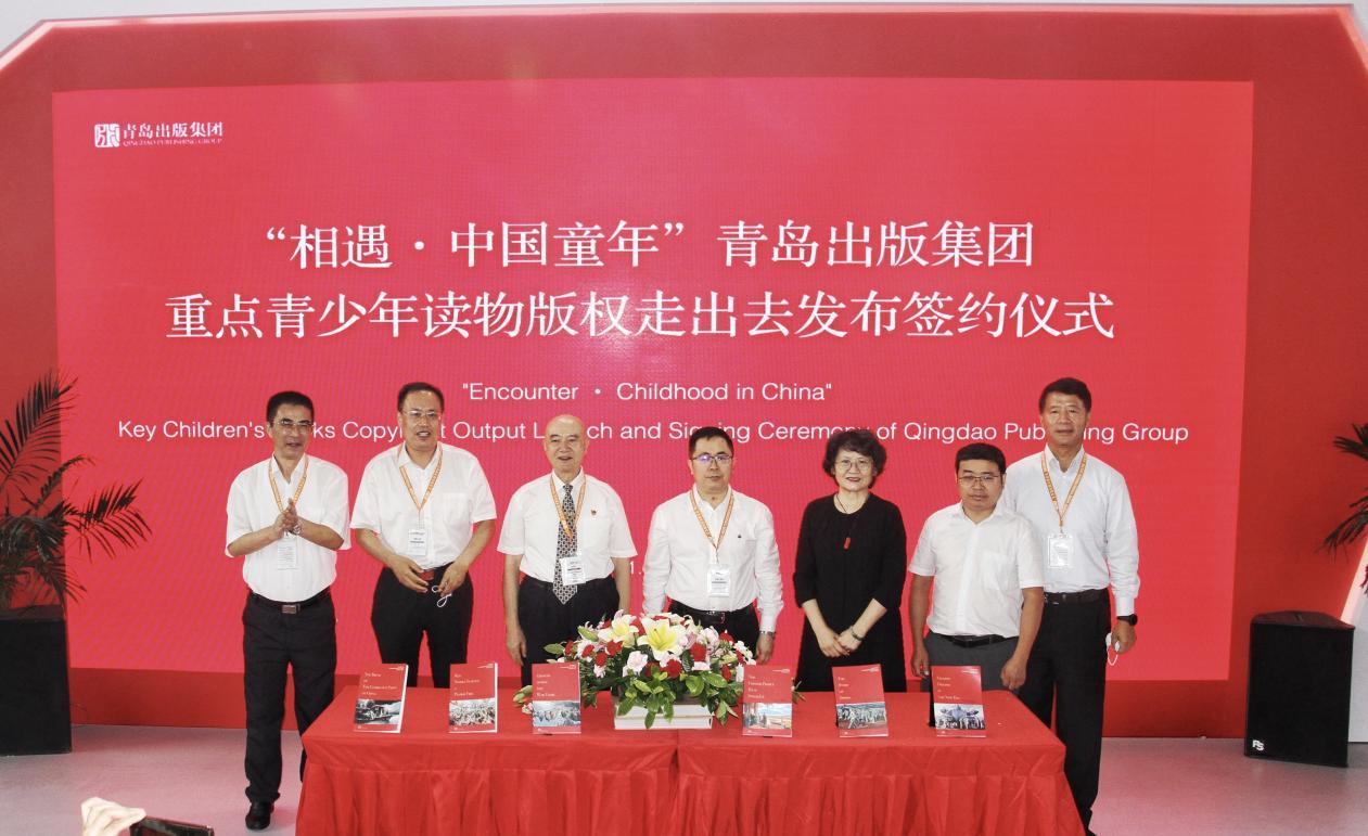 图注:嘉宾共同为《写给青少年的党史》英文版新书揭幕