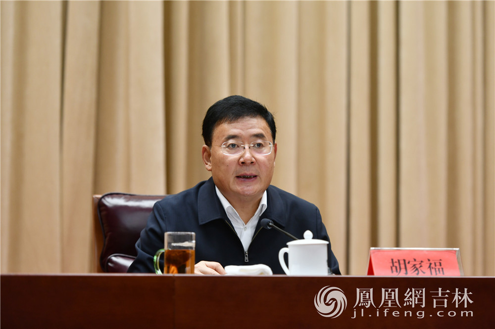 吉林省委常委、省委秘书长胡家福部署会期接待工作。梁琪佳摄